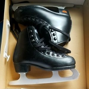 Boys size 1 black Riedell figure skates.